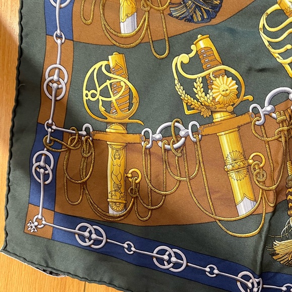 HERMES 100% Silk Scarf Carre 45 Cliquetis w box - Picture 4 of 6